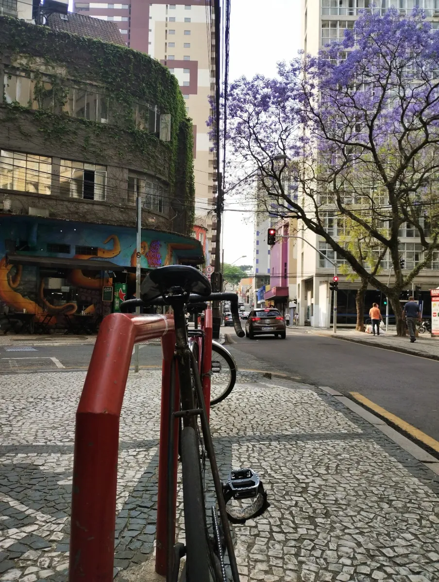 Fachada do estacionamento Rua Emiliano Perneta, 822 Garage