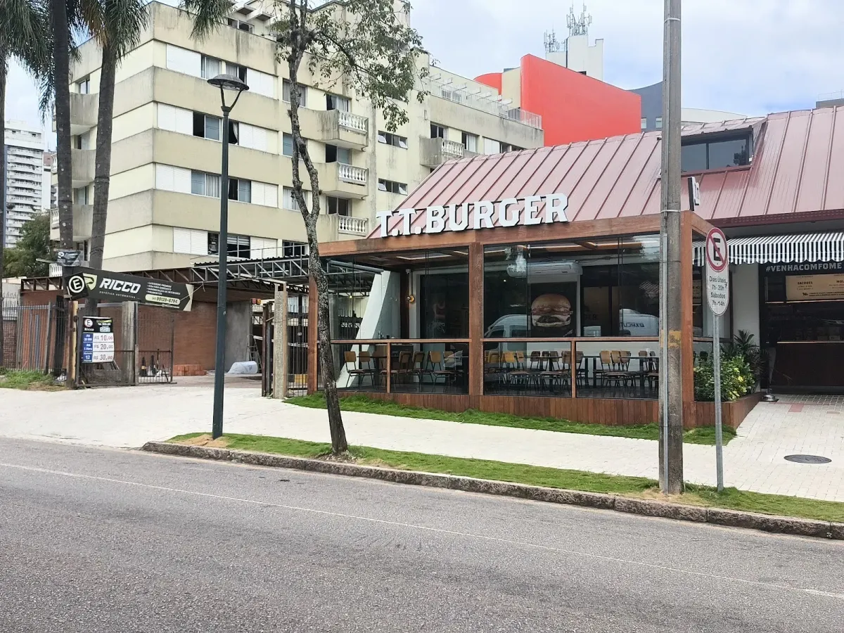 Fachada do estacionamento Estacionamento Ricco