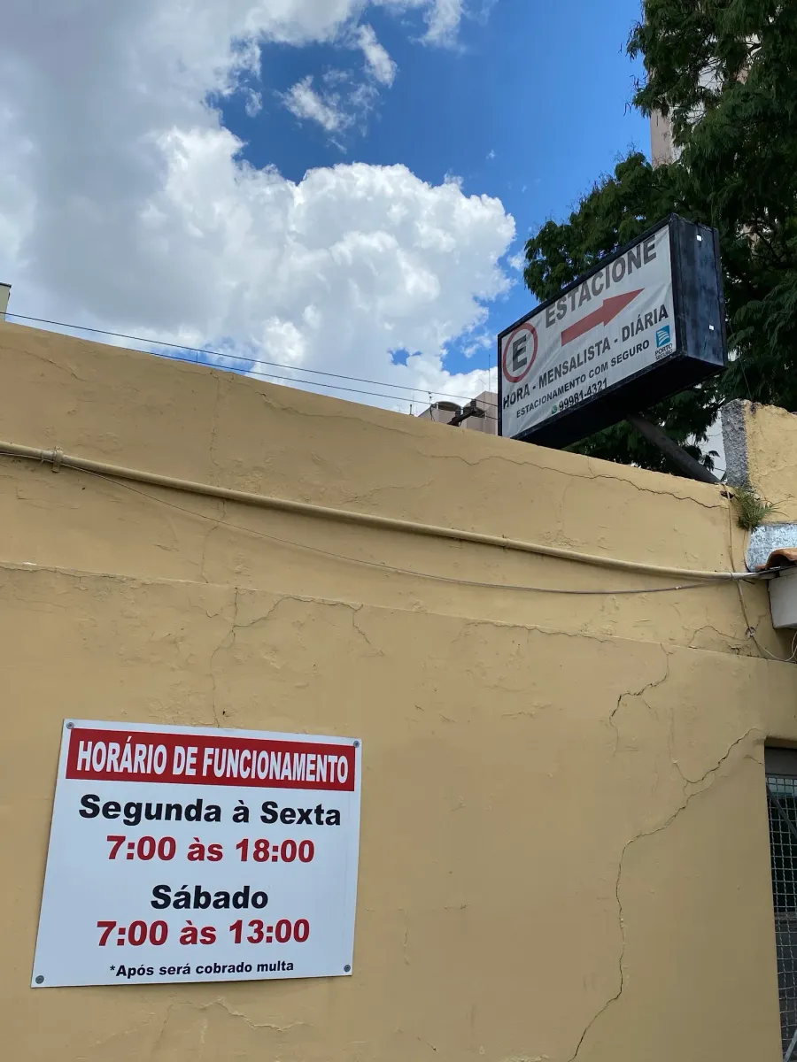 Fachada do estacionamento Mocelim Estacionamento e Comércio de Automoveis