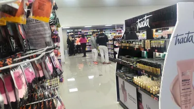 Fachada do estacionamento Q Beauty Cosméticos Água Verde