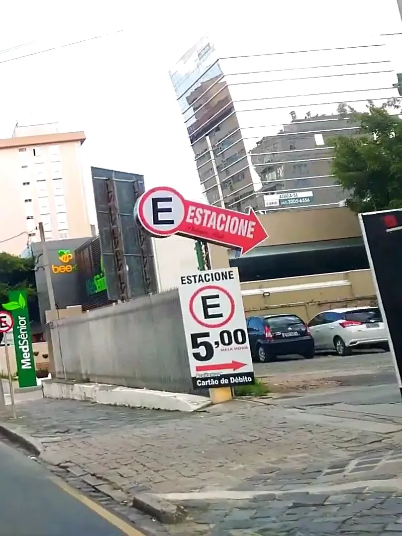 Fachada do estacionamento Route Park