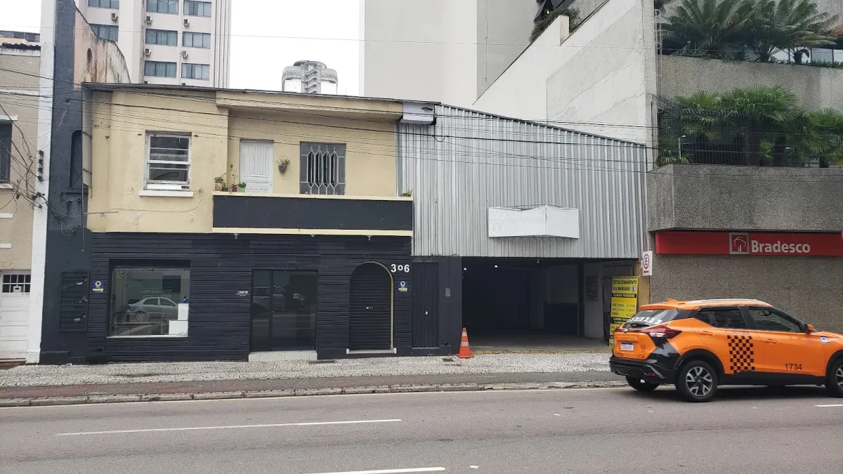 Fachada do estacionamento Estacionamento Via Mariano