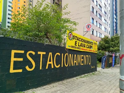 Fachada do estacionamento MRC Estacionamento e Lava Car