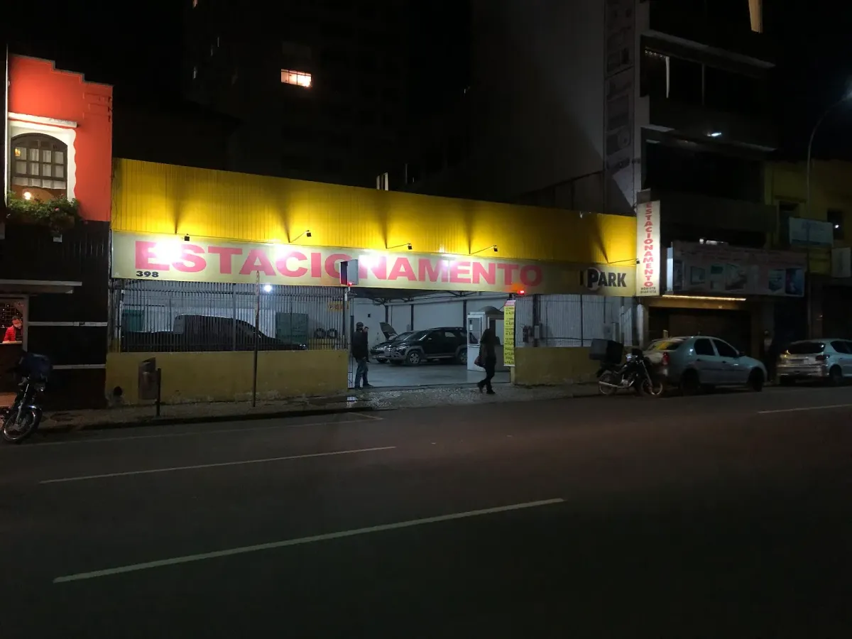 Fachada do estacionamento Estacionamento Cruz Machado