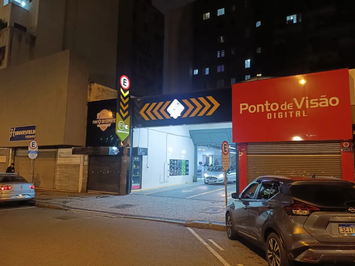 Fachada do estacionamento Estacionamento 21