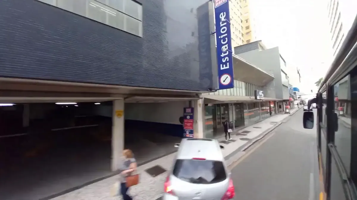 Fachada do estacionamento Auto Park