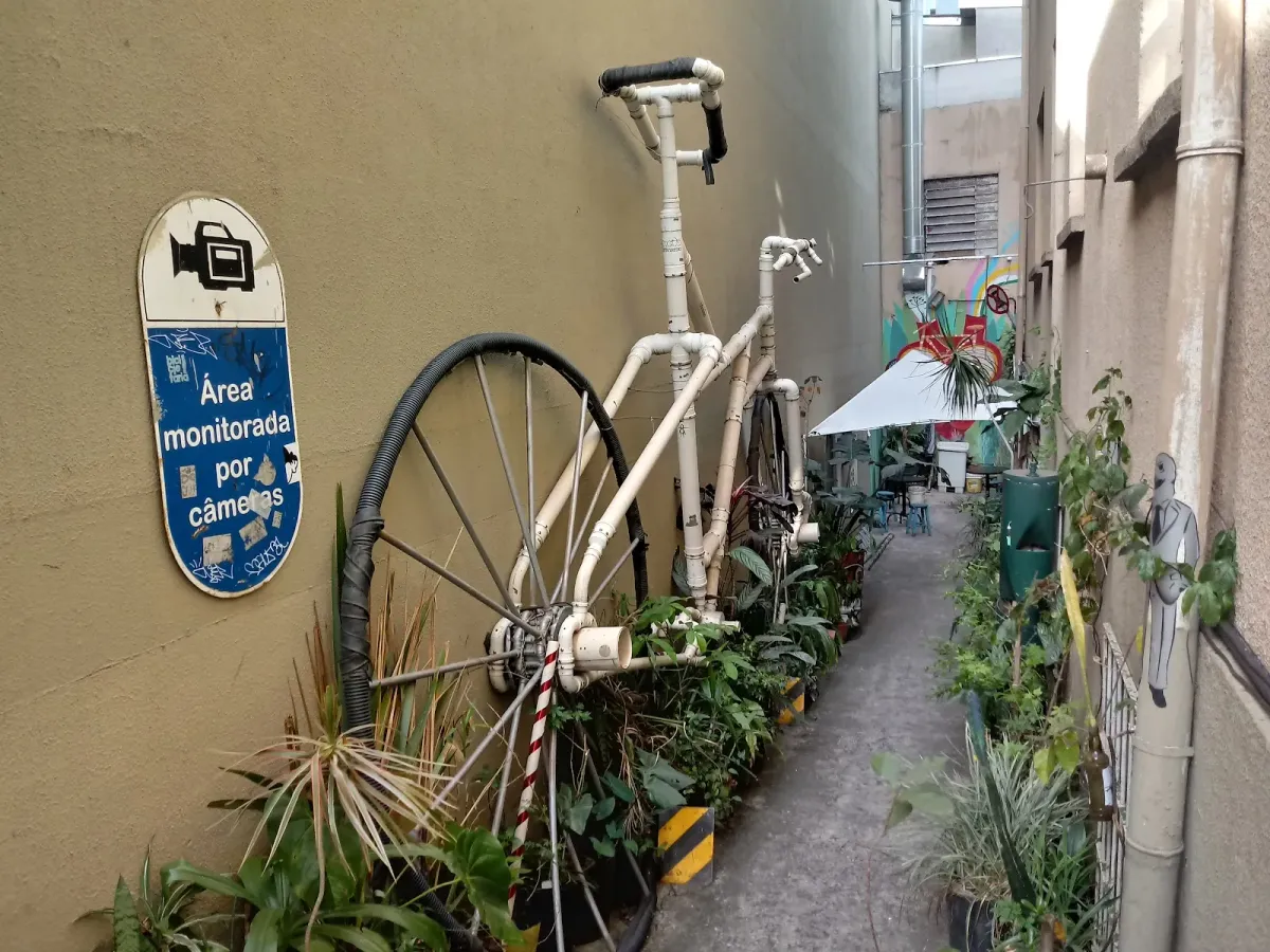 Fachada do estacionamento Bicicletaria Cultural