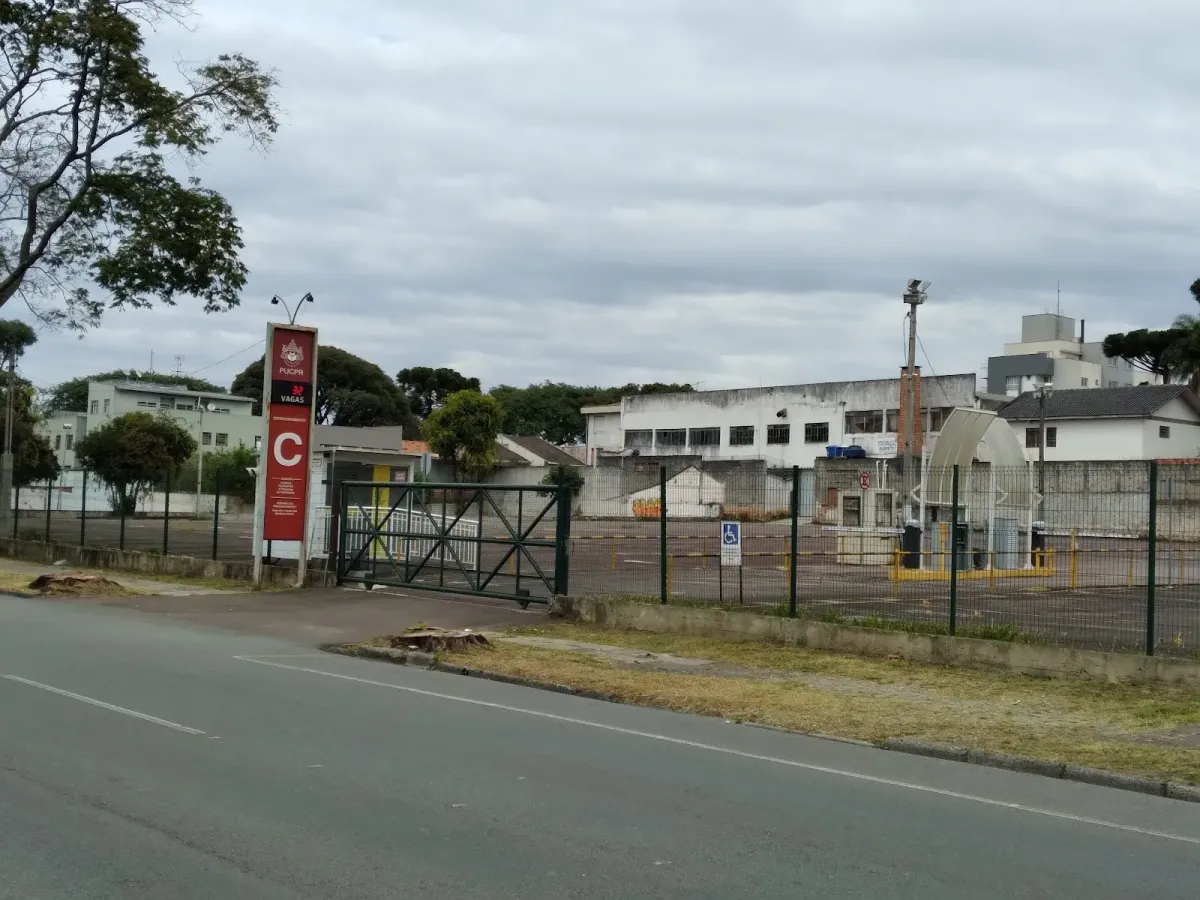 Fachada do estacionamento Estacionamento C PUCPR