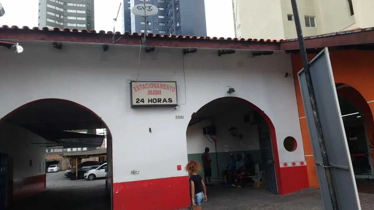 Fachada do estacionamento Estacionamento Mega