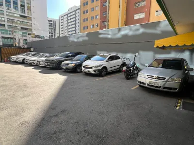 Fachada do estacionamento Estacionamento Kali Park