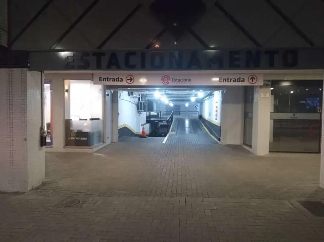 Fachada do estacionamento Estacione Parking - Edifício Comercial Capital Business Center