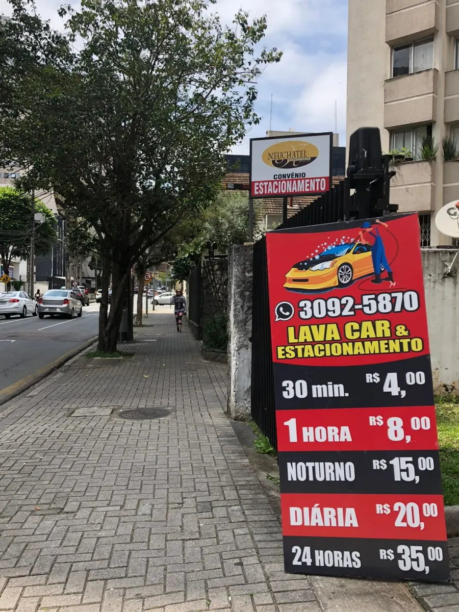 Fachada do estacionamento Park-Platz Estacionamento