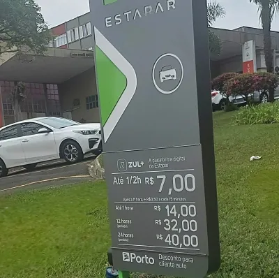 Fachada do estacionamento Estapar