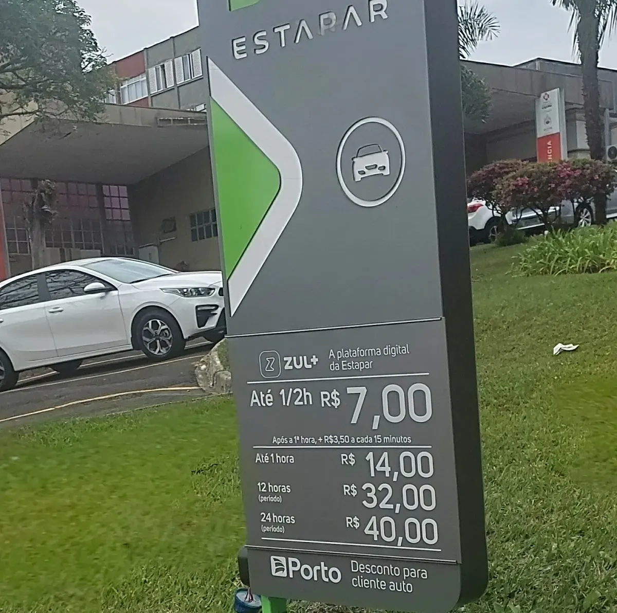 Fachada do estacionamento Estapar