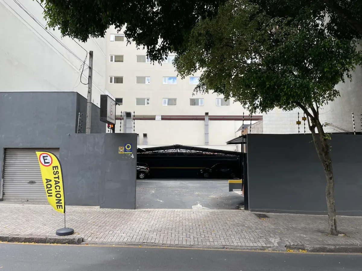 Fachada do estacionamento M2 Garage