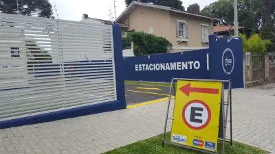 Fachada do estacionamento Estacionamento