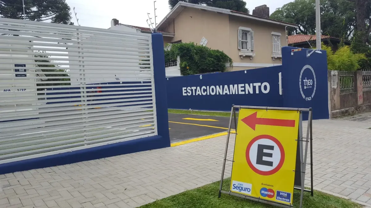 Fachada do estacionamento Estacionamento