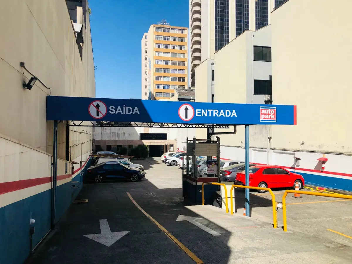 Fachada do estacionamento Autopark - Estacionamento Santos Andrade