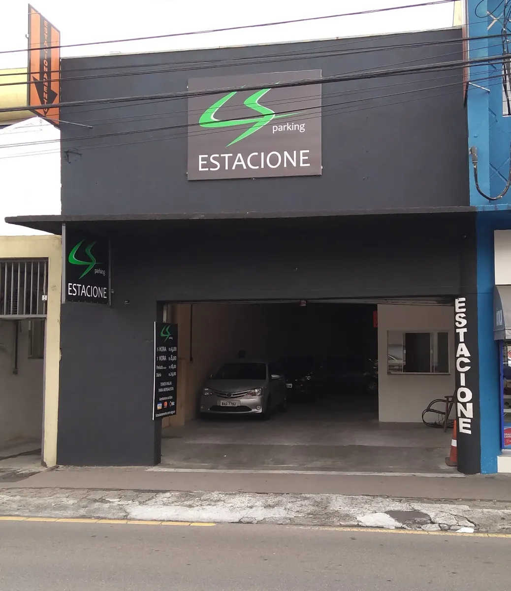 Fachada do estacionamento CS Parking