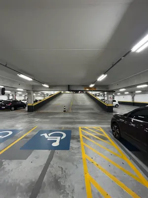 Fachada do estacionamento CB Park Estacionamento UniCuritiba