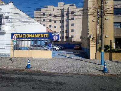 Fachada do estacionamento Estacionamento Le Park