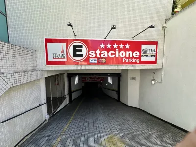 Fachada do estacionamento Estacione Parking - Edifício Comercial Batel Business/Trade Center