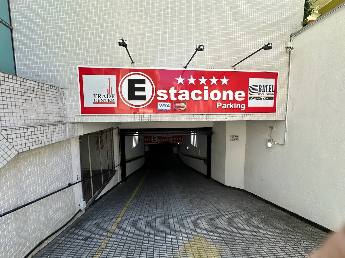 Fachada do estacionamento Estacione Parking - Edifício Comercial Batel Business/Trade Center