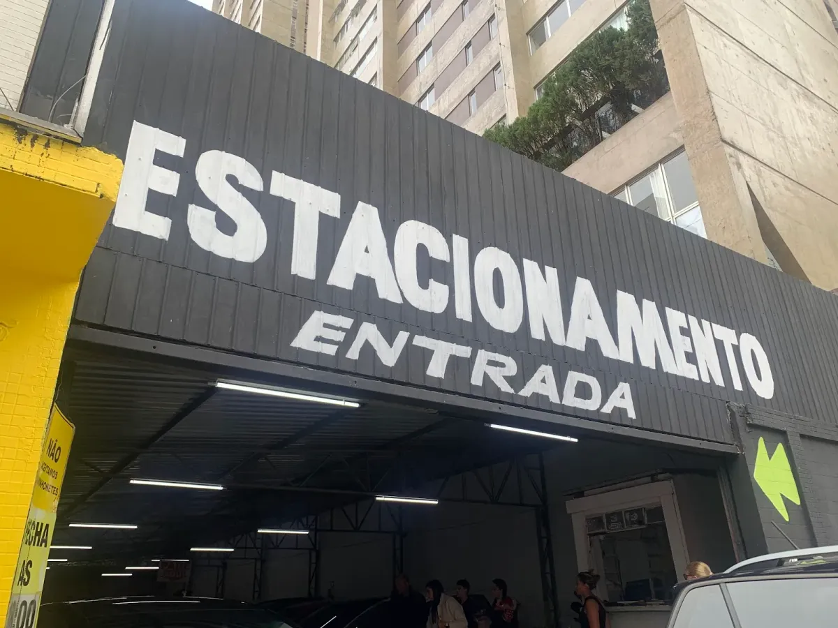 Fachada do estacionamento Estacionamento Evergreen