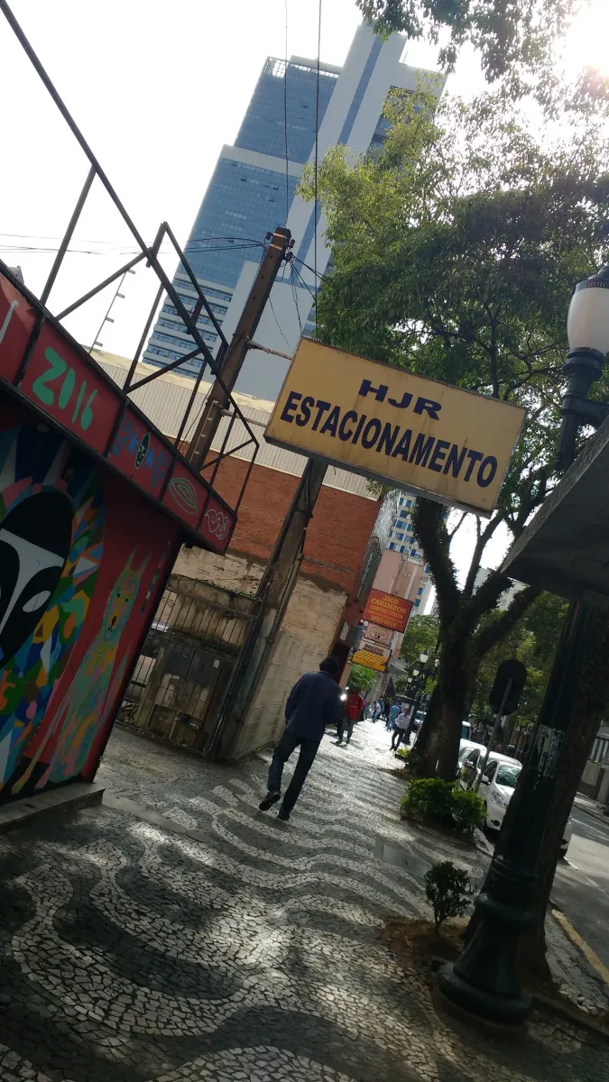 Fachada do estacionamento HJR Estacionamento