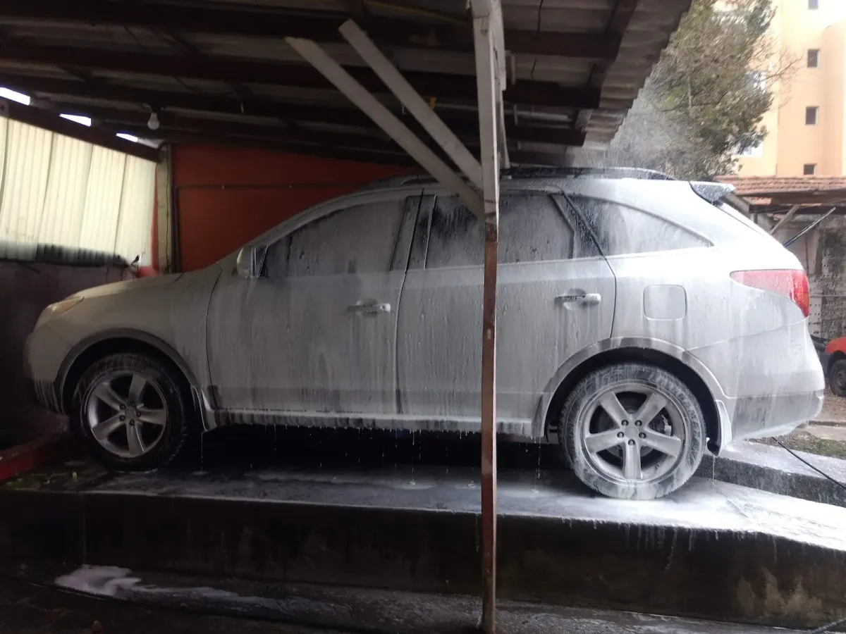 Fachada do estacionamento Garage Car Club
