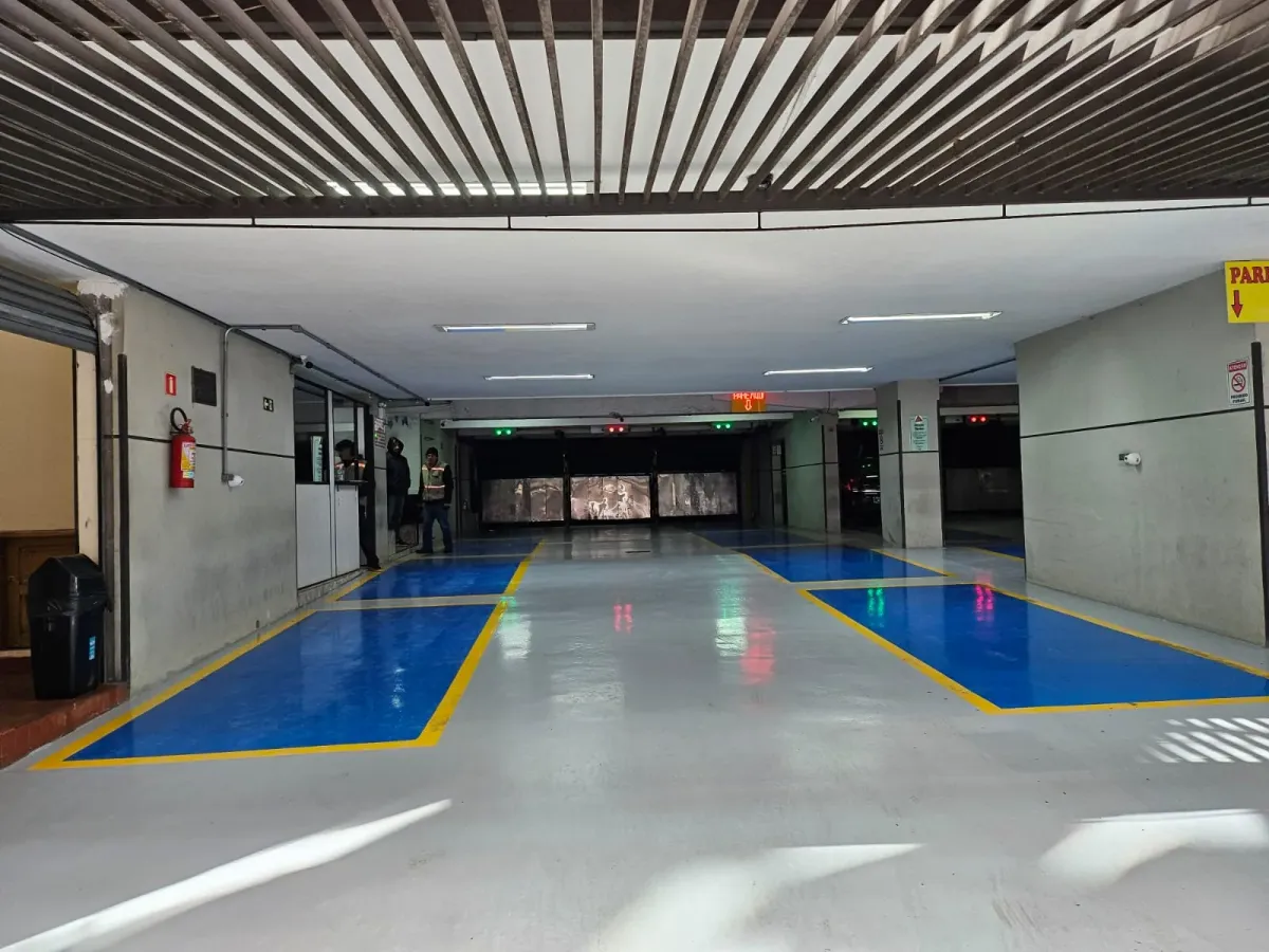 Fachada do estacionamento Estacionamento Garagem Requião