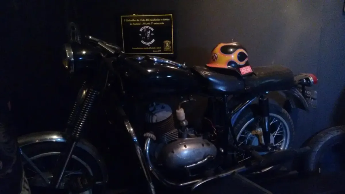 Fachada do estacionamento Garage Custom Studio