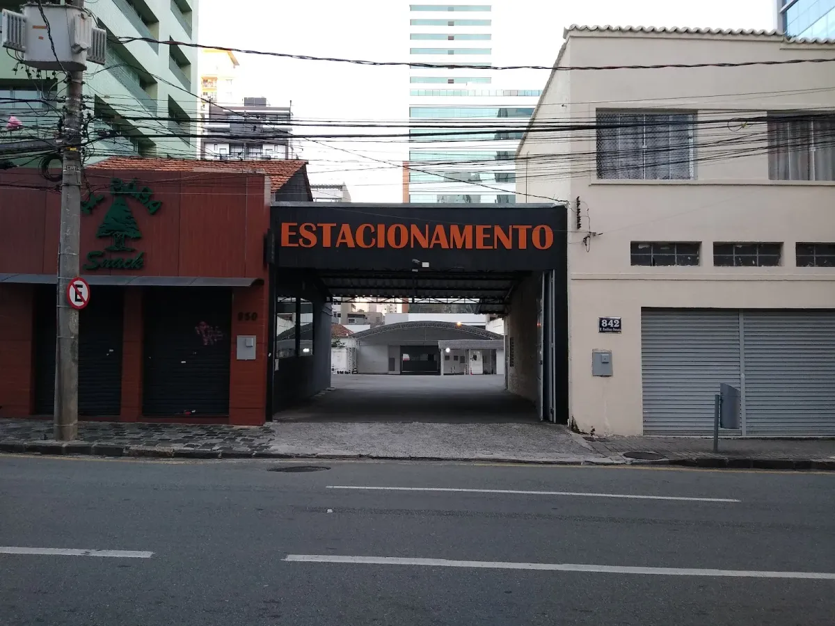 Fachada do estacionamento Estacionamento Life Park